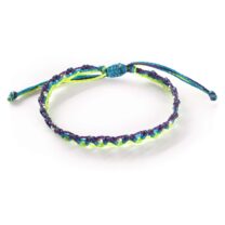 Armband i lila, limegrönt och blått, inspirerat av planeten Uranus. Tillverkat för hand i små serier av kvinnor i Guatemala. Fairtrade.