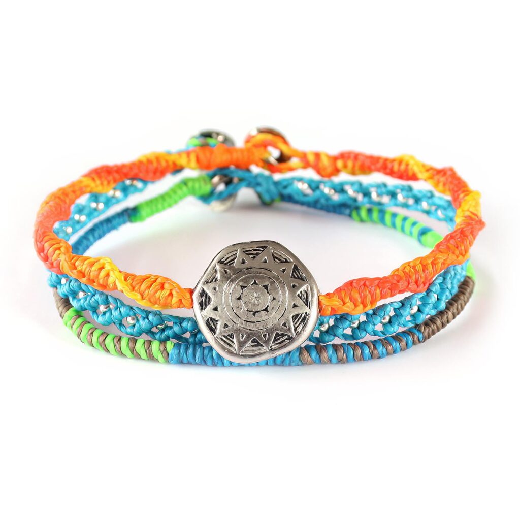 Solen, månen och jorden representerat som var sitt armband i orange, blått och grönt.