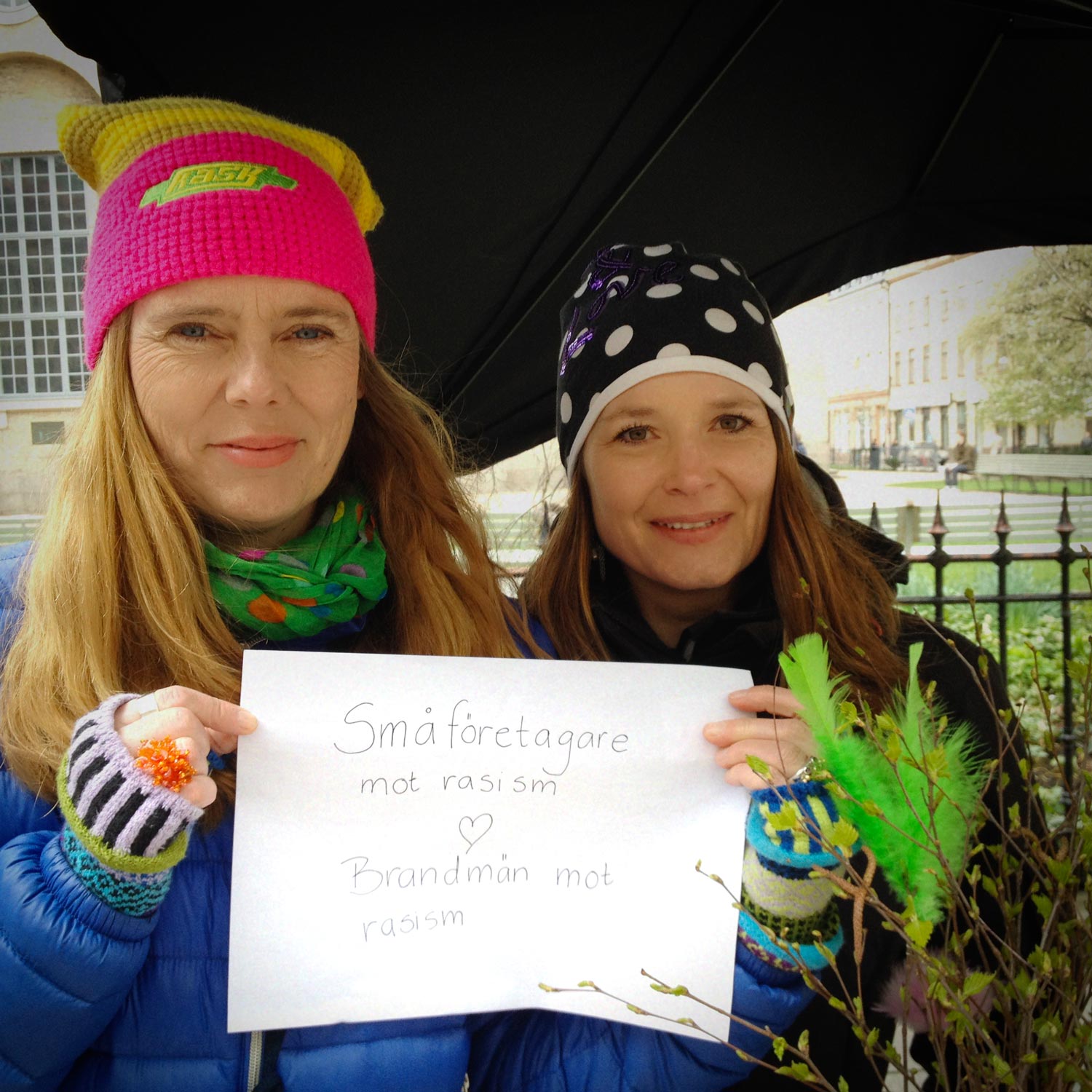 Vi gillar brandmän mot rasism 1 Annika och Sofia skickar lite kärlek till modiga brandmän i Malmö