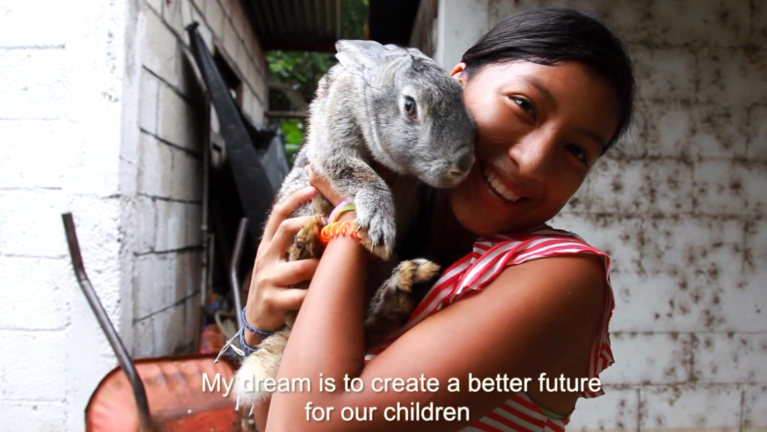 Från videoklippet: flicka i med kanin i Guatemala