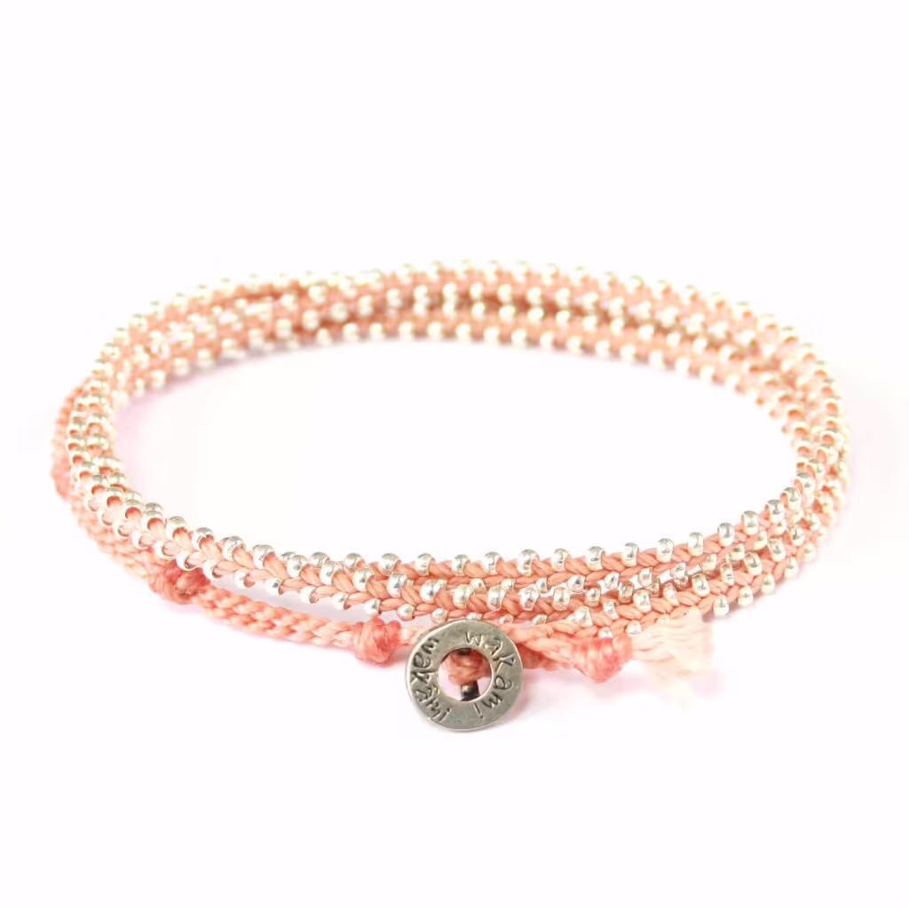 Armband och halsband med attityd och hjärta – fair trade från Guatemala 9 Three Wrap Bracelet. Tre varv med små pärlor och Wakami-knapp. Tre öglor gör längden justerbar längd. Aprikos och silverglans.