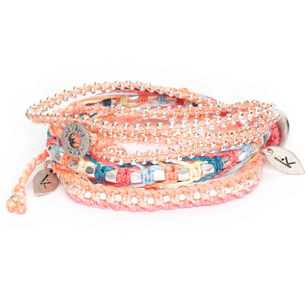 Sommararmband i nyansen korall, blågrönt och citrongult. Fairtrade från Wakami.