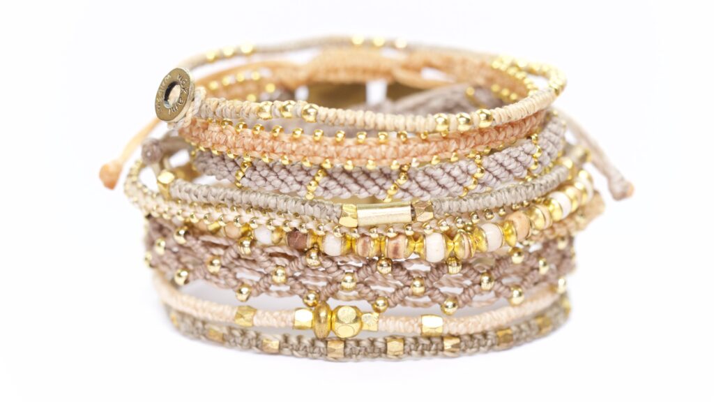 Wakami All One + Set of Three armband i guld och beige: vacker kombo