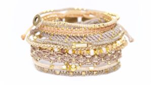 Wakami All One + Set of Three armband i guld och beige: vacker kombo
