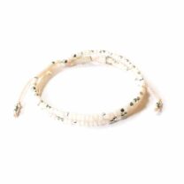 Tv&aring; olika Wakami-armband f&ouml;r yoga och fest, i beige och silver