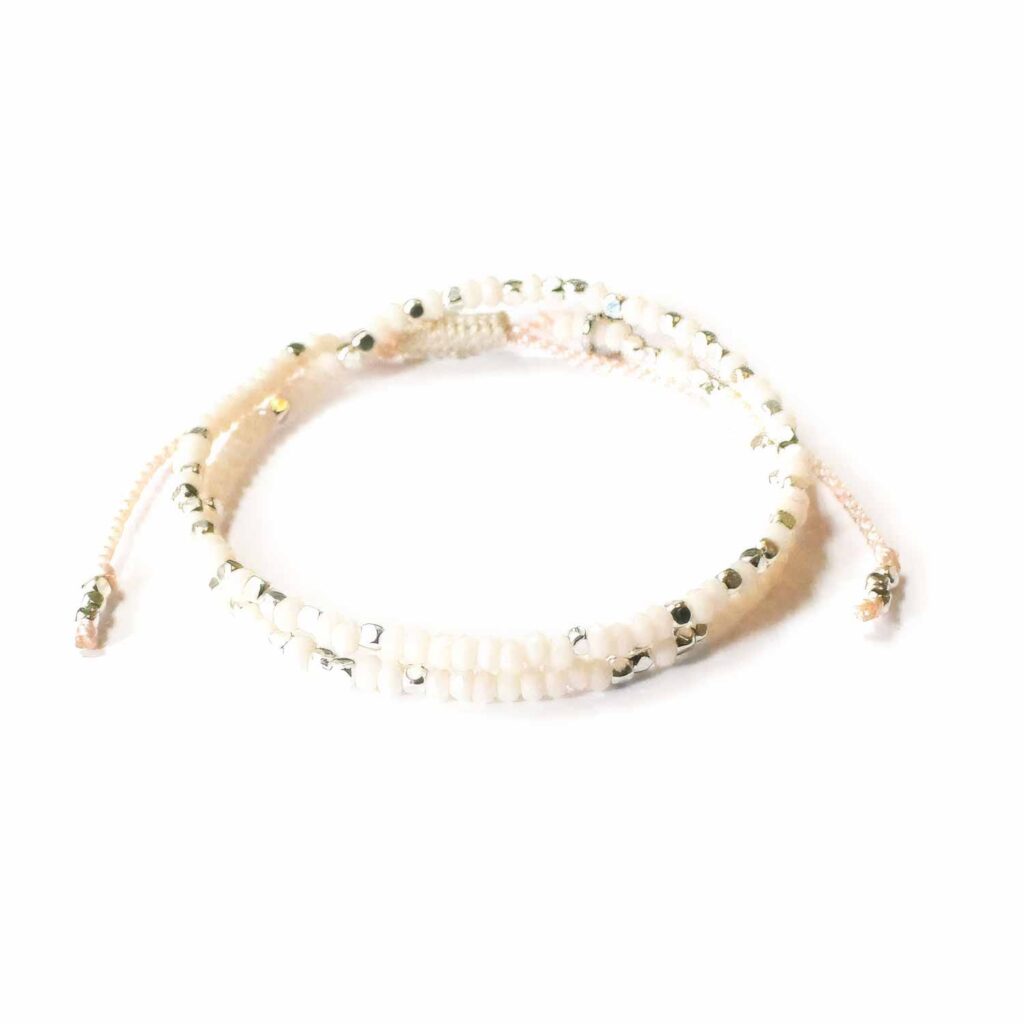Två olika Wakami-armband för yoga och fest, i beige och silver