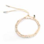 Armband i beige som symboliserar inre hälsa