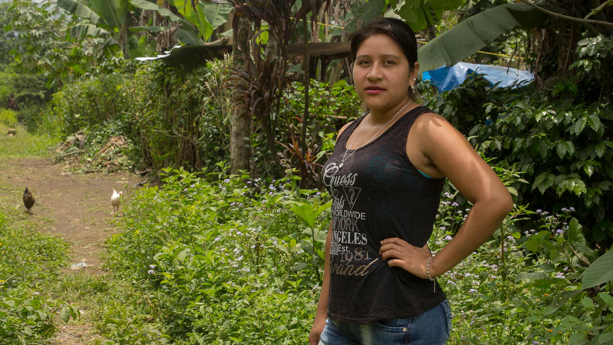 Jenny, 27, som i sin by i Guatemala tillverkar smycken åt Wakami och Masomenos.