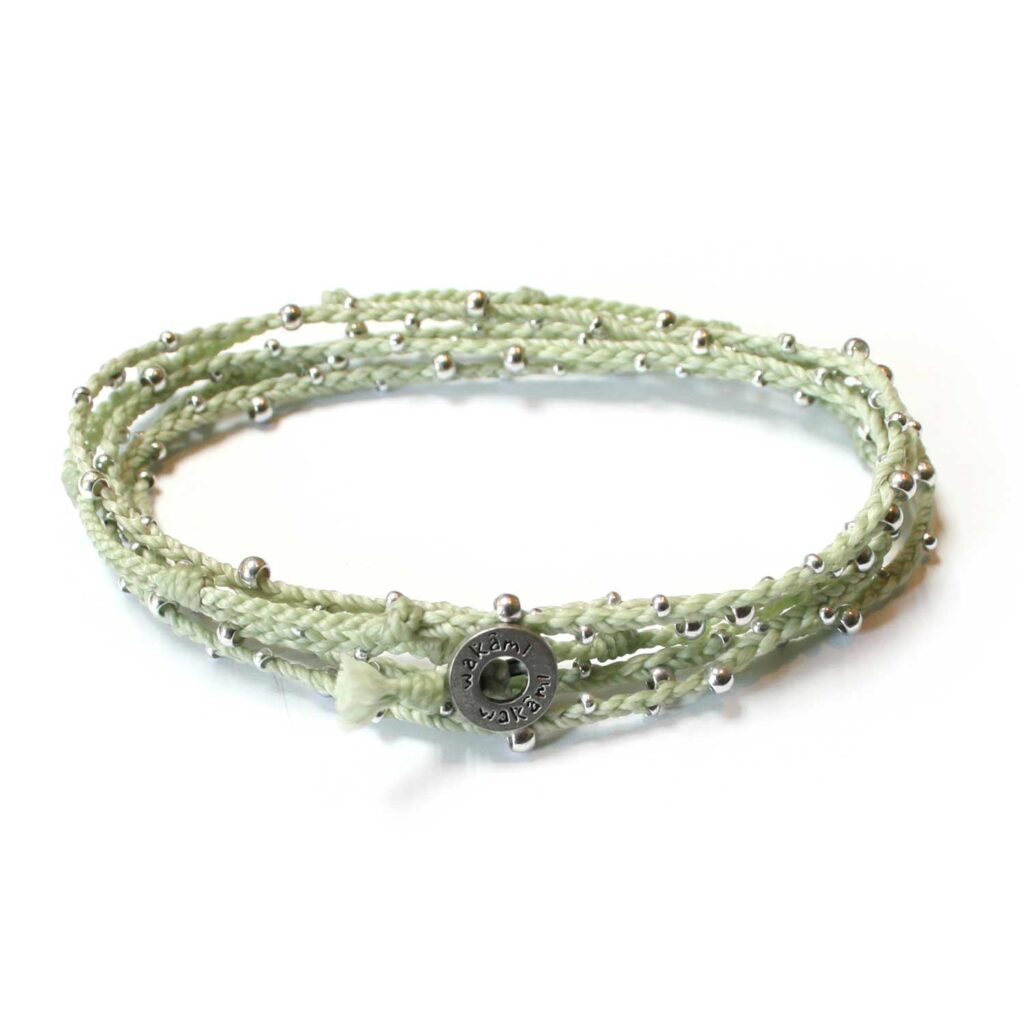 Grönt fairtrade-armband från Wakami, också fint som halsband WA0587-02
