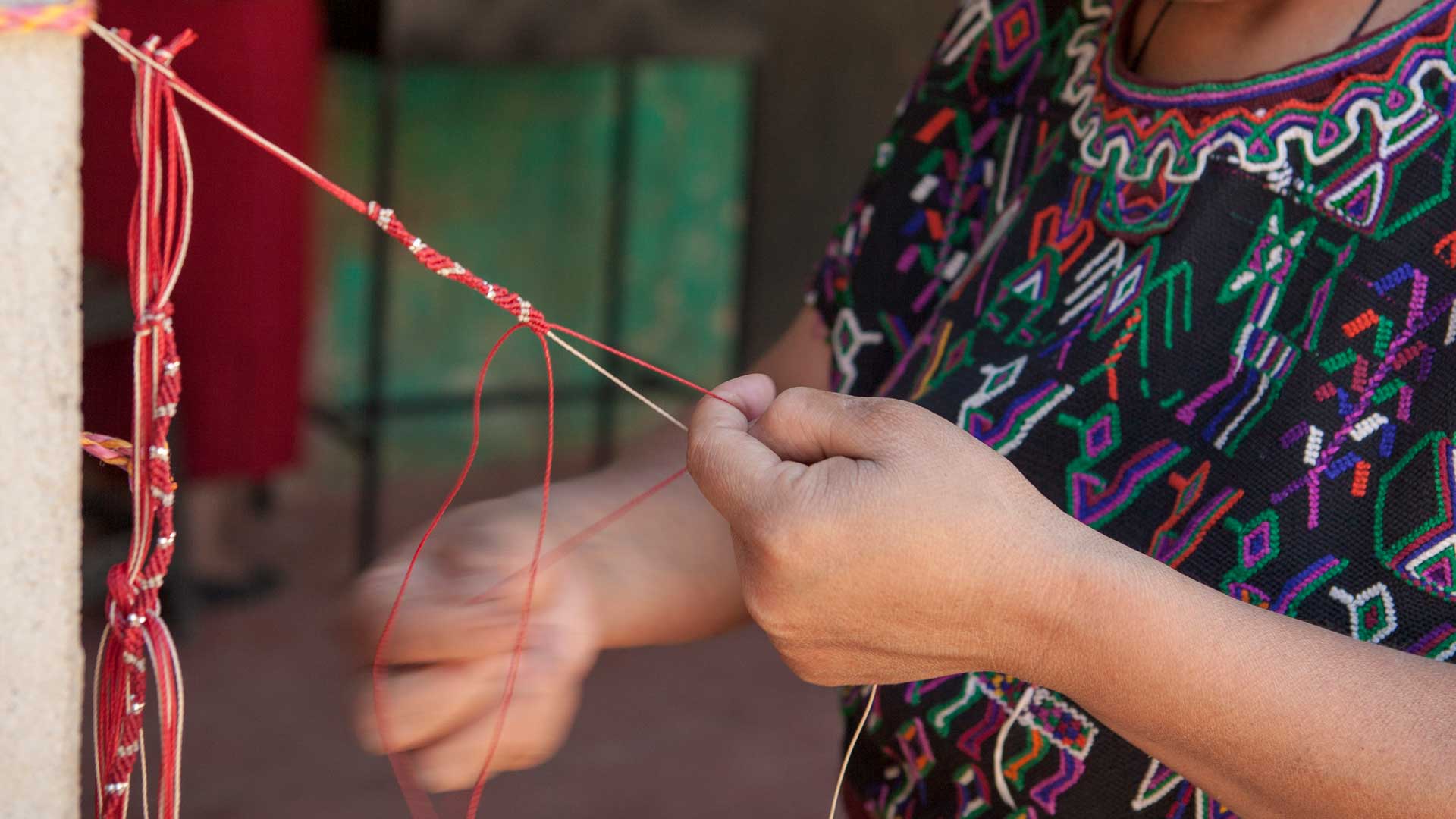 En kvinna som tillverkar armbandet ”Love” som ingår i ”Earth Bracelet” från Wakamai.