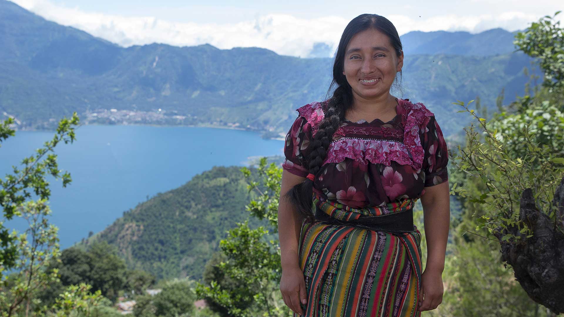 Cruz, 28, tillverkar fairtrade-smycken åt Wakami i Guatemala