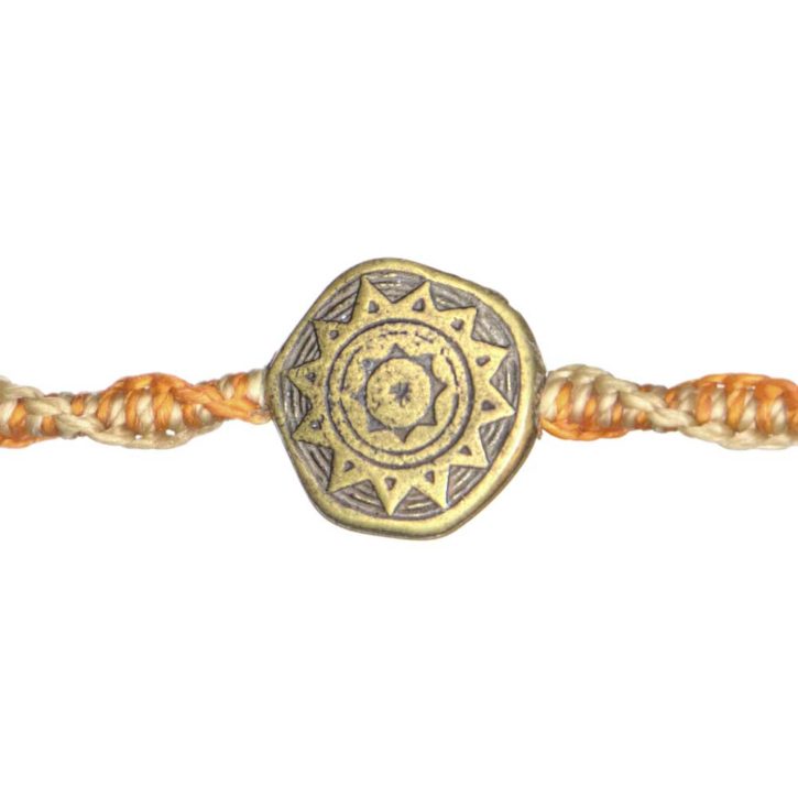 Wakami Earth Bracelet: Sun - fairtrade-armband i orange, gult och mässing med solen som symbol