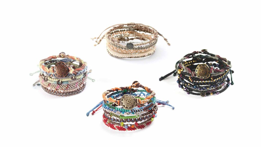 Wakami Earth Bracelet i fyra olika färgställningar