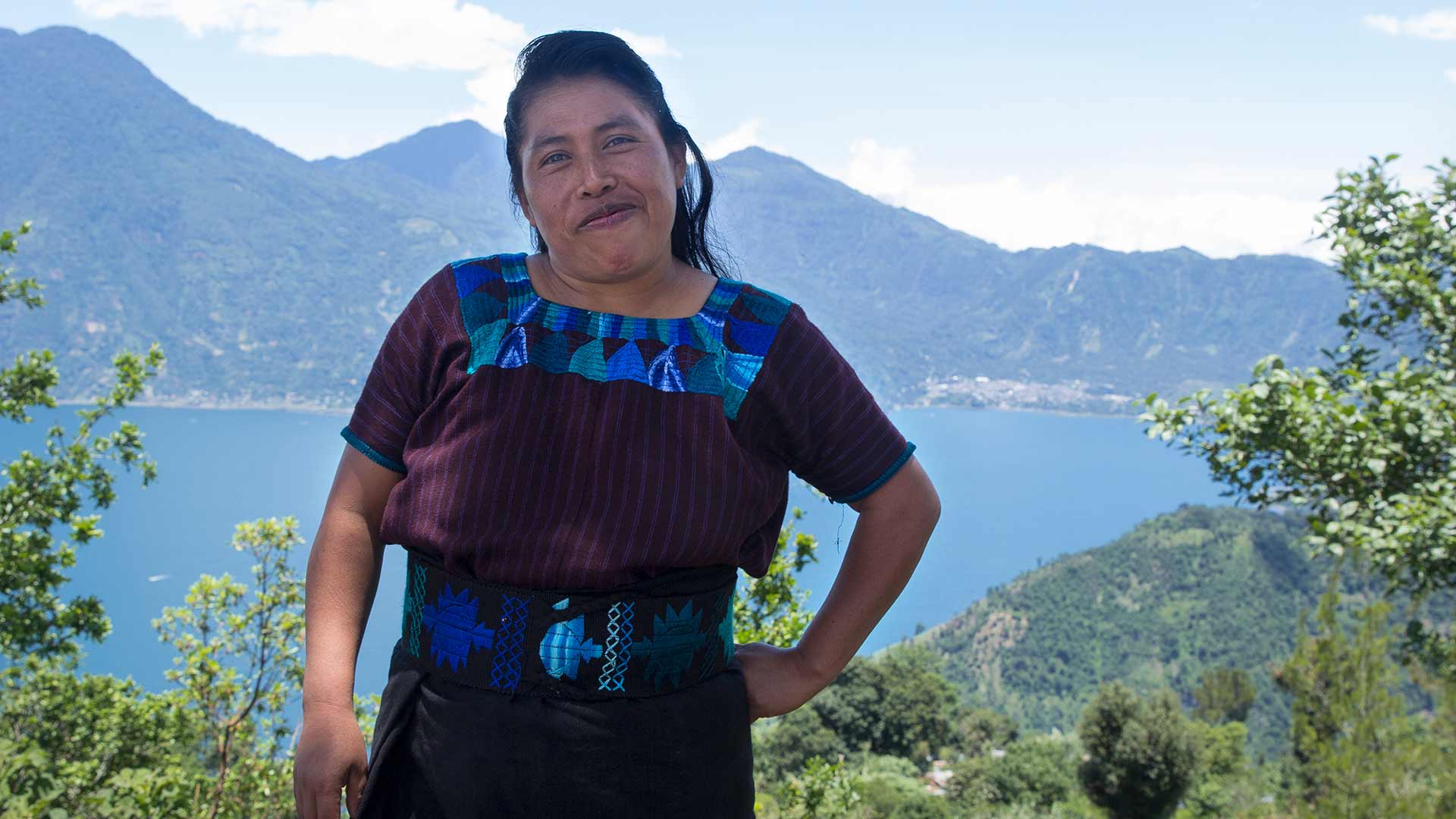 Lucía driver ett småföretag som tillverkar smycken i Guatemala