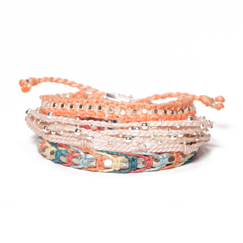 Snyggt armband i aprikos, rosa och turkost