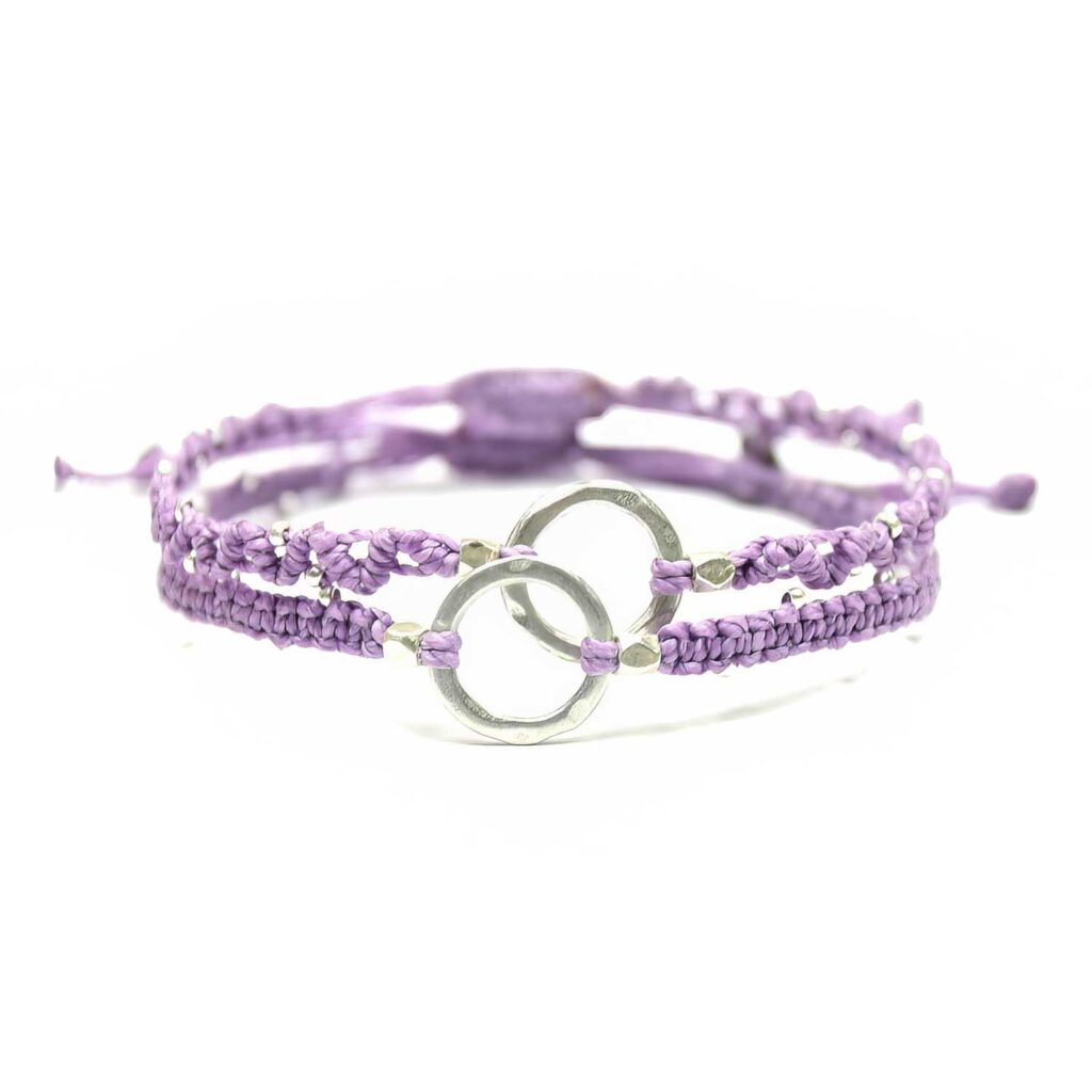 Armband och halsband med attityd och hjärta – fair trade från Guatemala 13 Två lila fairtradearmband med en cirkel i metall