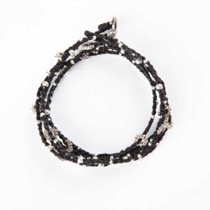 Life Is What You Make Of It - svart halsband och armband med silvriga pärlor och blommor WA0293-12