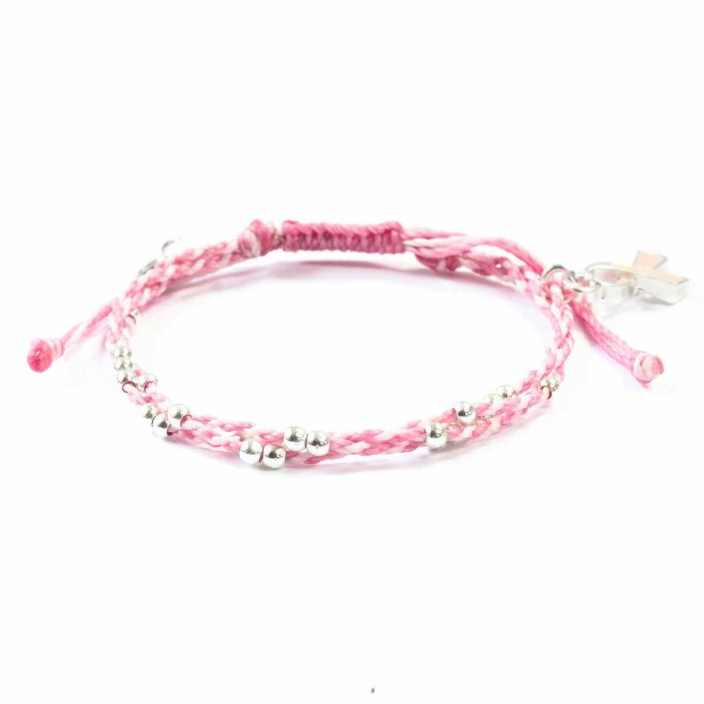 Handtillverkat damarmband med tre slingor. Säljes till förmån för bekämpning av bröstcancer.
