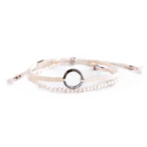 En ljust par armband med silverglänsandes detaljer