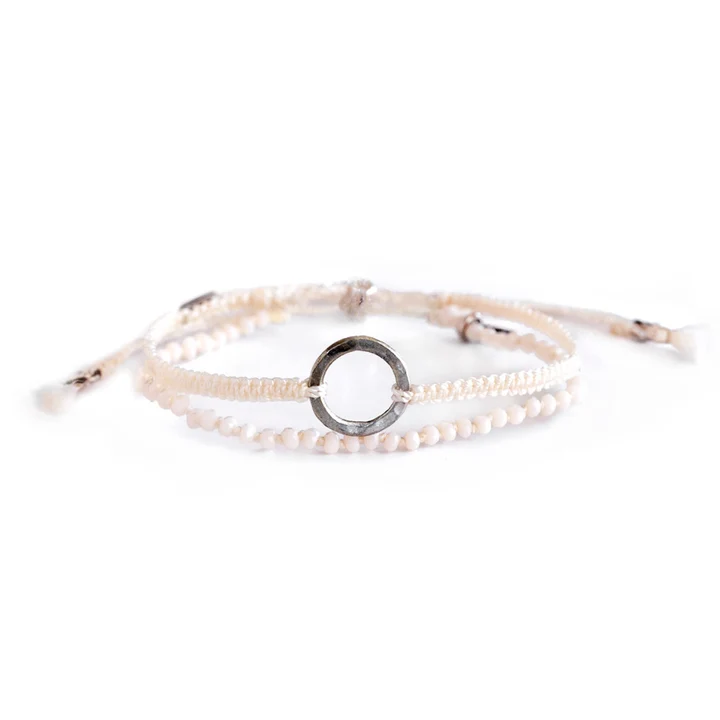 En ljust par armband med silverglänsandes detaljer