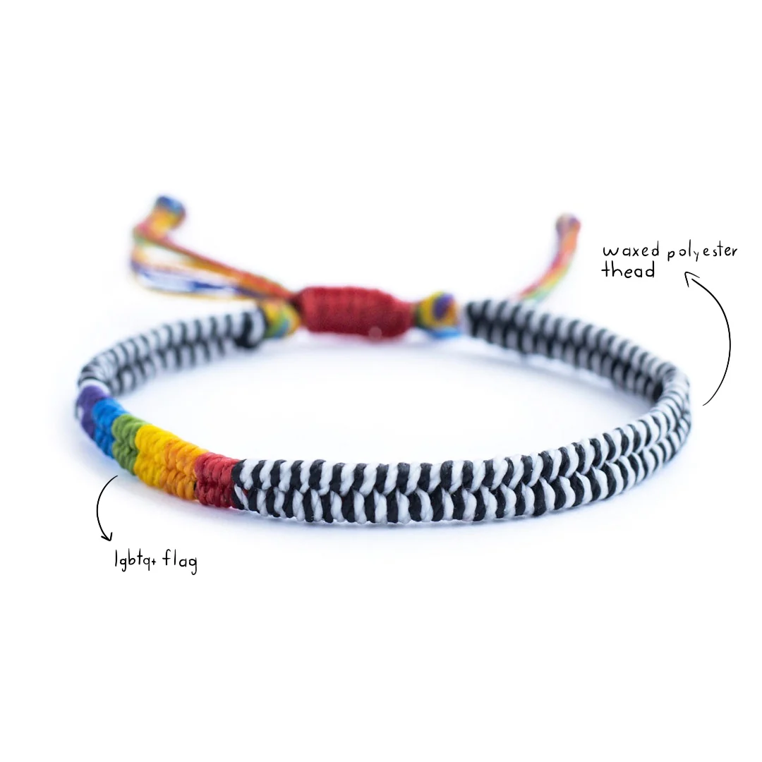 Celebración 6 Handvävt pridearmband i regnbågens färger + svart och vitt