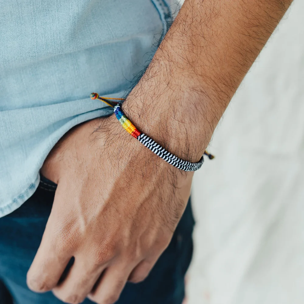 Celebración 3 Handvävt pridearmband i regnbågens färger + svart och vitt