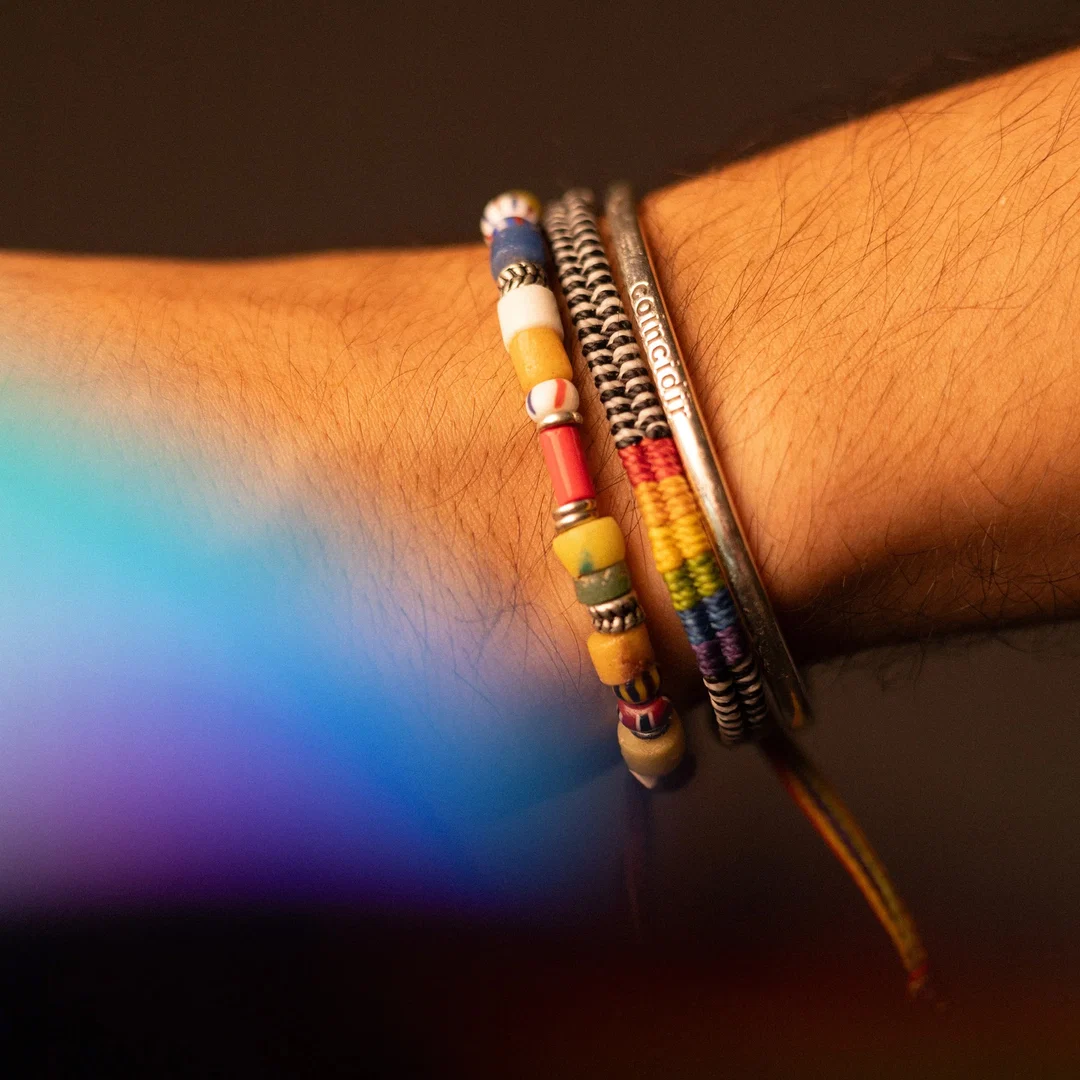 Celebración 5 Handvävt pridearmband i regnbågens färger + svart och vitt