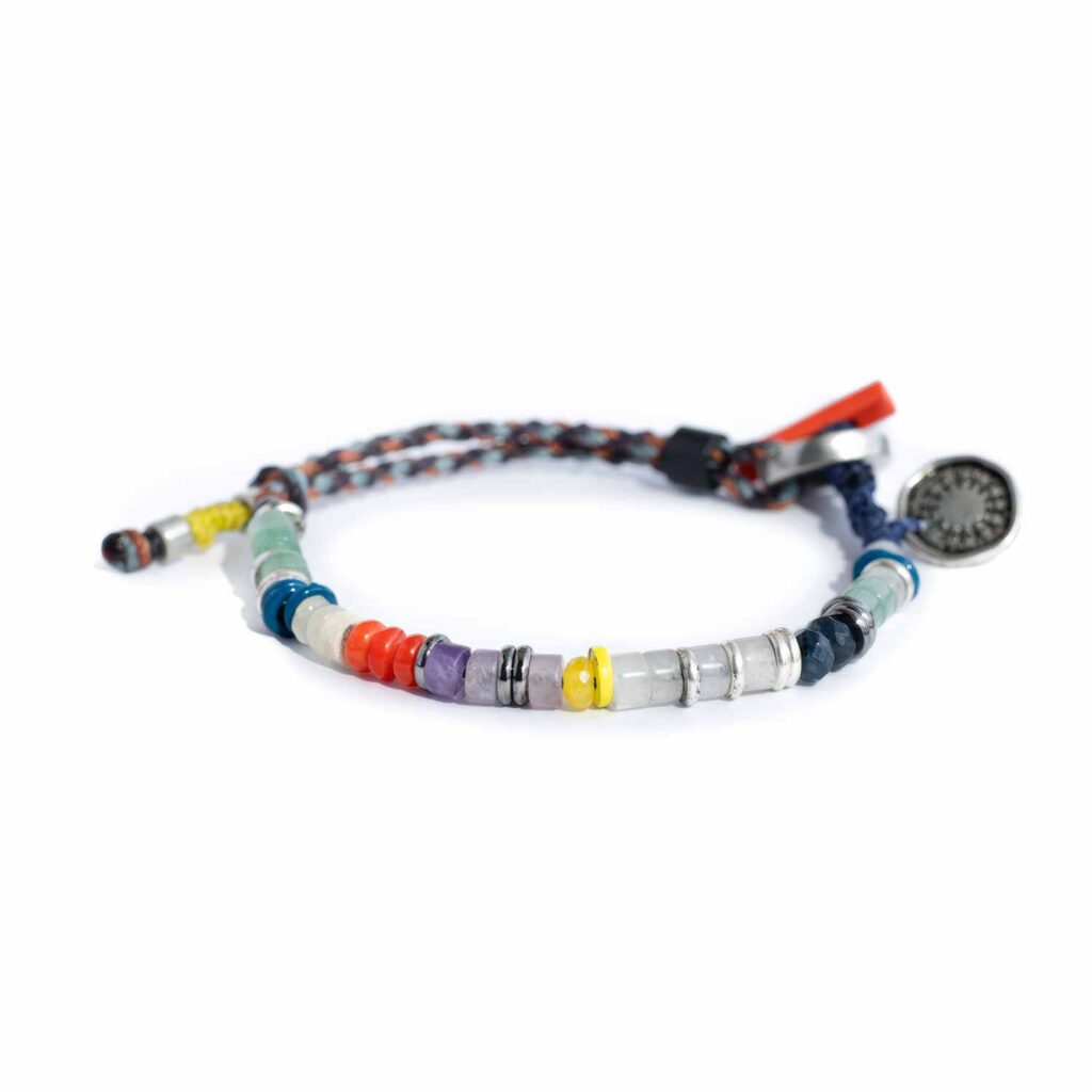 Färgstarkt armband som symboliserar drömmen om det delade bordet, där alla bidrar och alla får