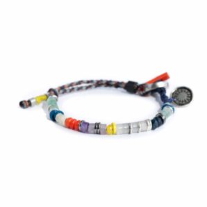 Färgstarkt armband som symboliserar drömmen om det delade bordet, där alla bidrar och alla får