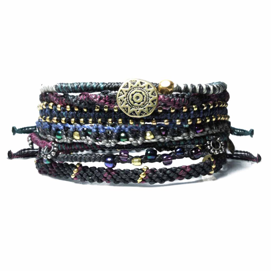 Svarta armband med inslag av lila, blått, grått och mässing.