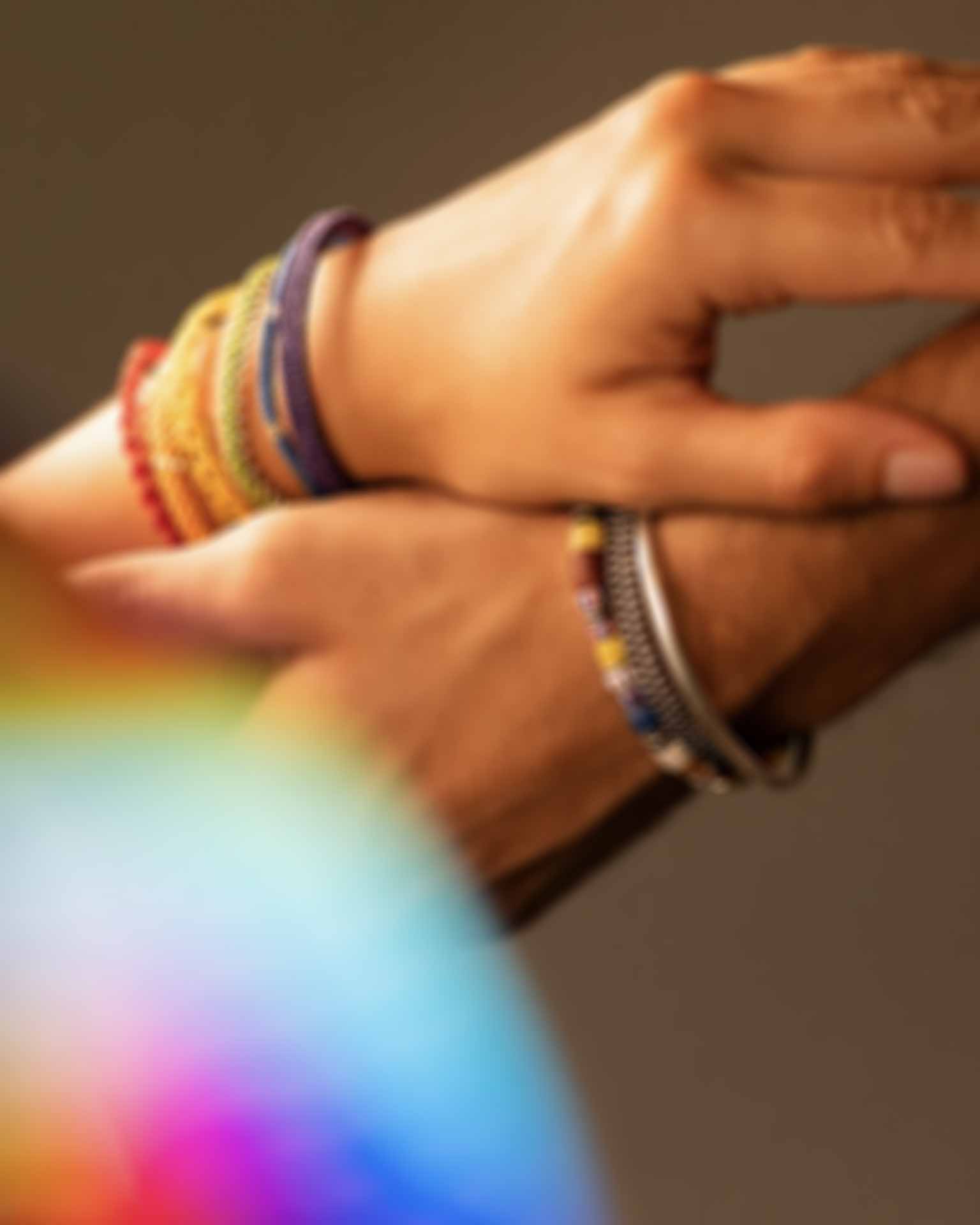 Kärleksfulla händer och färgstarka armband från Masomenos