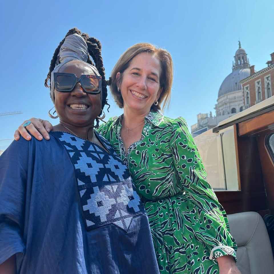 maria pacheco med kompis dvf awards 2024 venedig