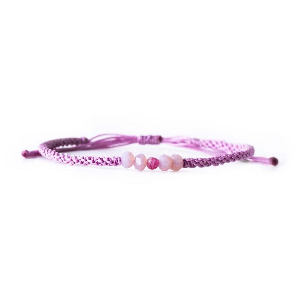 Lila armband med rosa stenar