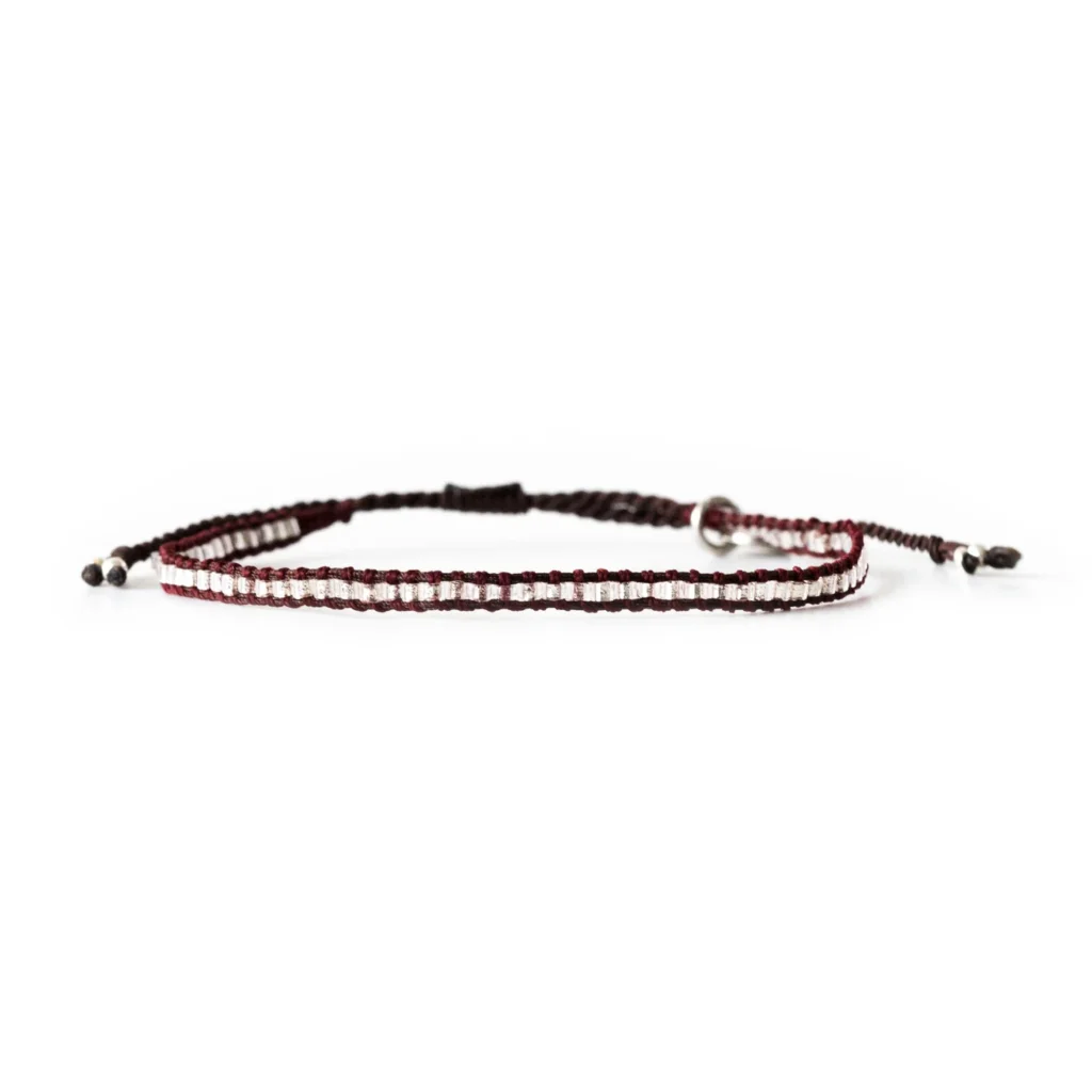 Armband i brunt med små beige glaspärlor